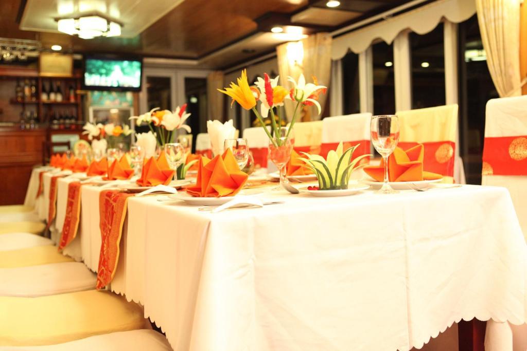 하롱 Halong Aurora Cruises 아파트 레스토랑 사진